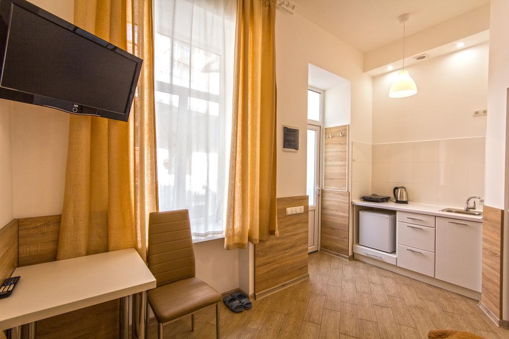 Mini Smart Apartments On Shpytalna 13- Economy Apartment Львов Экстерьер фото